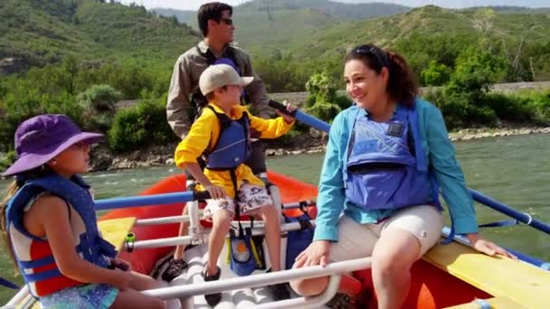 Familie raften op de rivier de Colorado — Stockvideo