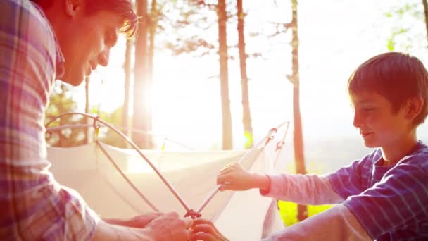 Padre e hijo construyendo tienda de campaña de vacaciones — Vídeos de Stock