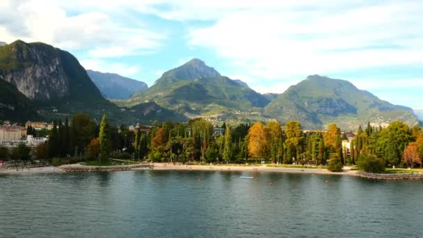 İtalyan lakeside kasaba Riva del Garda — Stok video