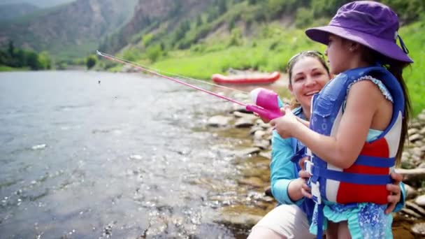 Madre e hija usando varilla y carrete de línea de fundición — Vídeos de Stock