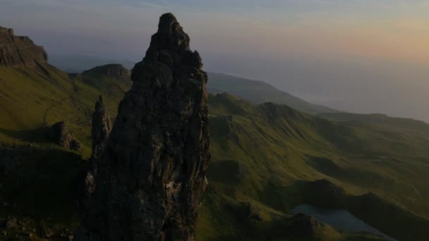 Solnedgång utsikt över Storr Trotternish Ridge — Stockvideo