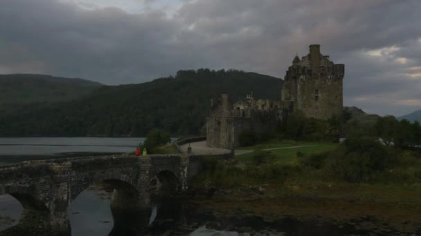 Eilean Donan castle i skymningen med personer — Stockvideo