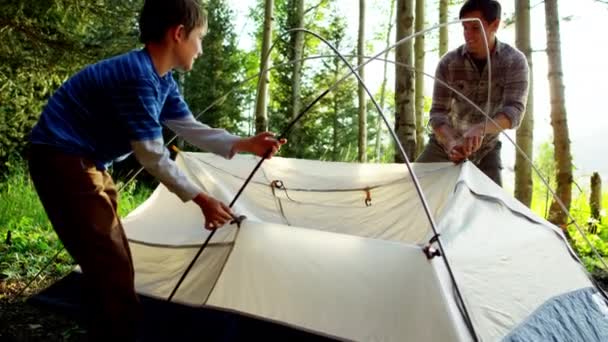 Apa és fia vezetnének be a sátor — Stock videók