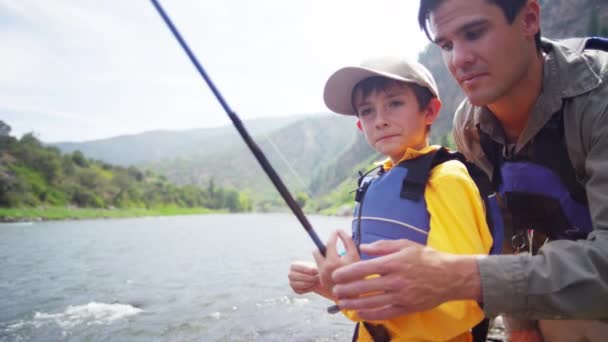 Papà e figlio pesca sul fiume — Video Stock