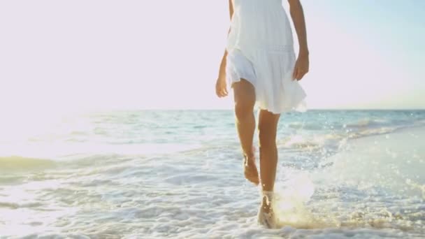 休暇のビーチで女性の足 — ストック動画