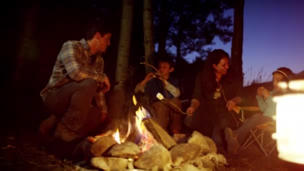 Familjen njuter av camping — Stockvideo