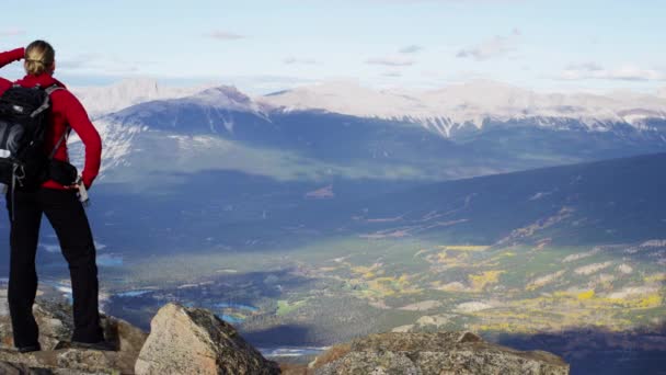 Escursionismo femminile nelle Montagne Rocciose canadesi — Video Stock