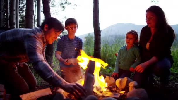 Ouders en kinderen genieten van kamperen — Stockvideo