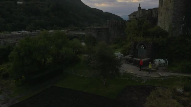 Castillo de Eilean Donan con gente haciendo senderismo — Vídeo de stock