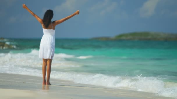 Meisje barefoot op tropisch strand — Stockvideo