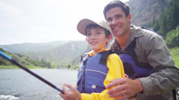 Pai ensinando filho pesca — Vídeo de Stock