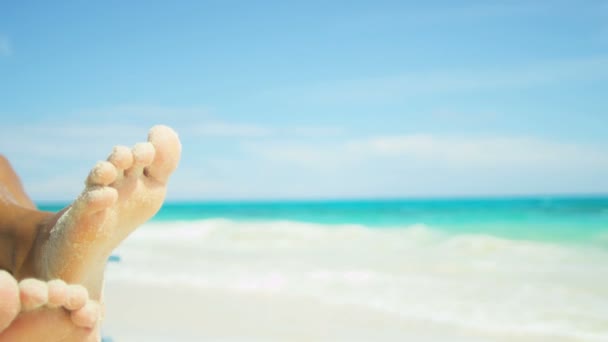 Chica tomando el sol por un océano tropical — Vídeo de stock