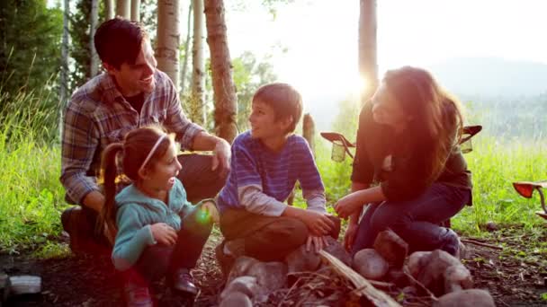 Familjen njuter av camping — Stockvideo