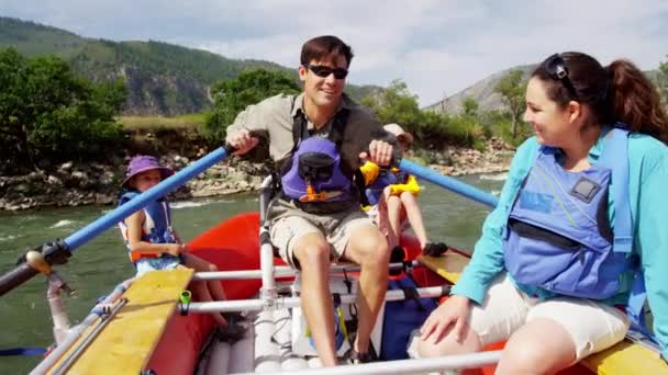 Familie onder reis over de Colorado rivier — Stockvideo