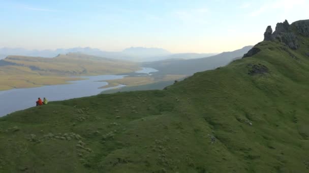 Coppia che cammina sulla collina di Ridge Trotternish — Video Stock