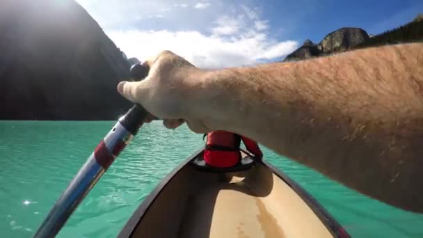 Ζευγάρι καγιάκ στη Λίμνη Λουίζ — Αρχείο Βίντεο