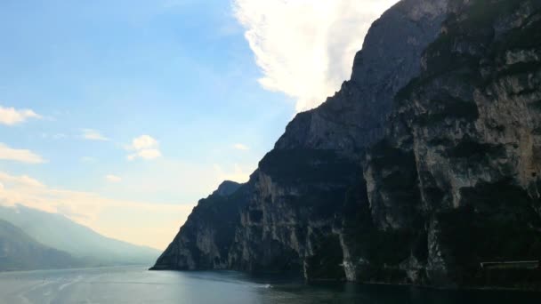 Kreuzfahrtschiff auf dem Gardasee — Stockvideo