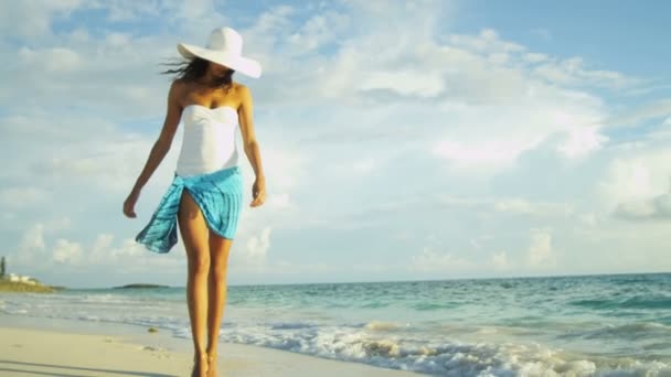 Девушка в купальнике ходит босиком по океану — стоковое видео