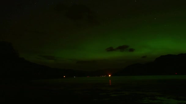 Aurora Boreal en el cielo nocturno sobre Escocia — Vídeo de stock