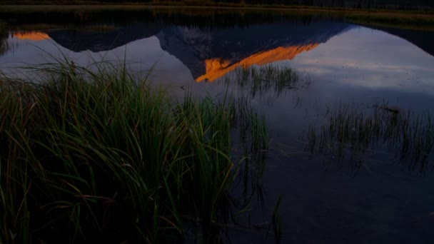 Vista al atardecer del pintoresco lago — Vídeos de Stock