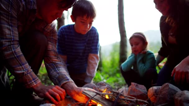 Pais e crianças curtindo camping — Vídeo de Stock