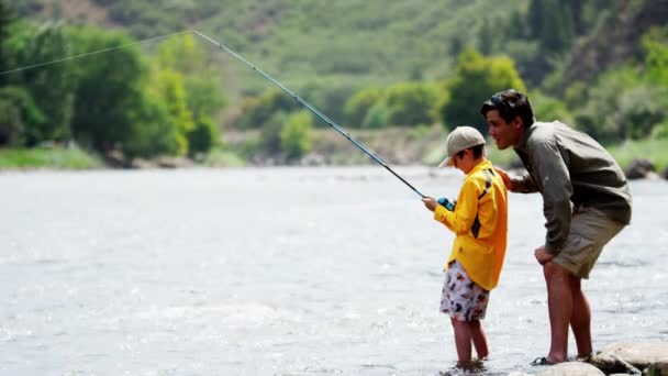 Padre e hijo de pesca en el río Colorado — Vídeo de stock