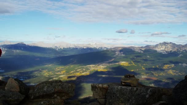 Menina desfrutando de vista caminhadas expedição — Vídeo de Stock