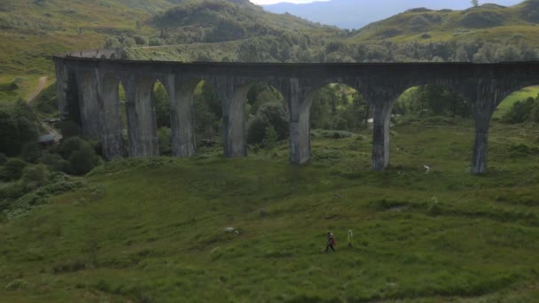 Gente por Glenfinnan ferrocarril Viaducto — Vídeos de Stock