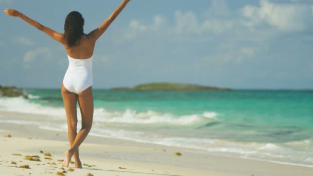 在一个热带的海滩穿上泳装的女孩 — 图库视频影像