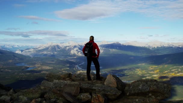 Escursionismo femminile nelle Montagne Rocciose canadesi — Video Stock