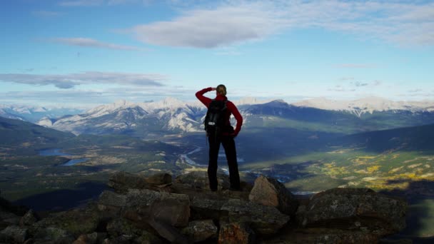 Trekking femminile sulla catena montuosa — Video Stock