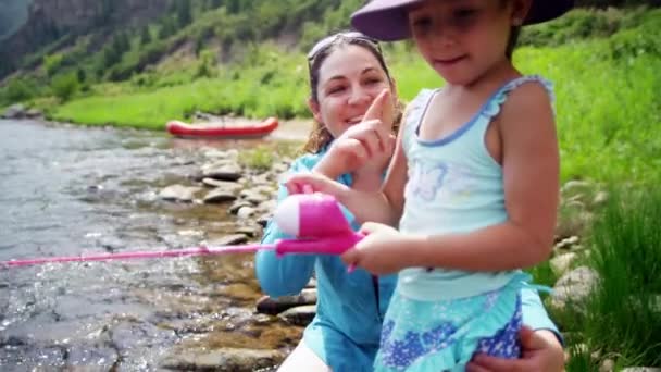 Mama en dochter genietend van visserij — Stockvideo