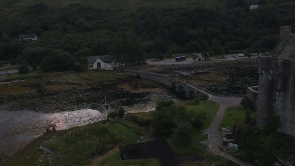 Eilean Donan castle at dusk with people — Stock Video