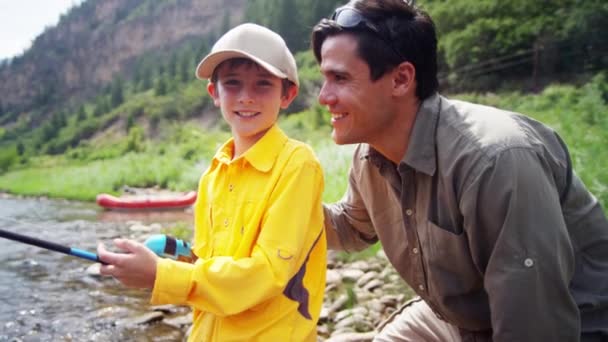 Родители и сын рыбачат на реке Колорадо — стоковое видео