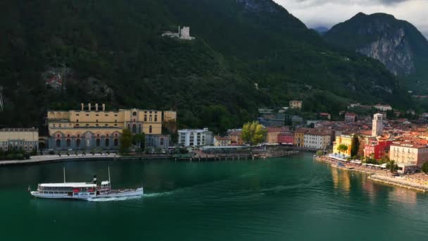 Yandan çarklı vapur Garda Gölü üzerinde — Stok video