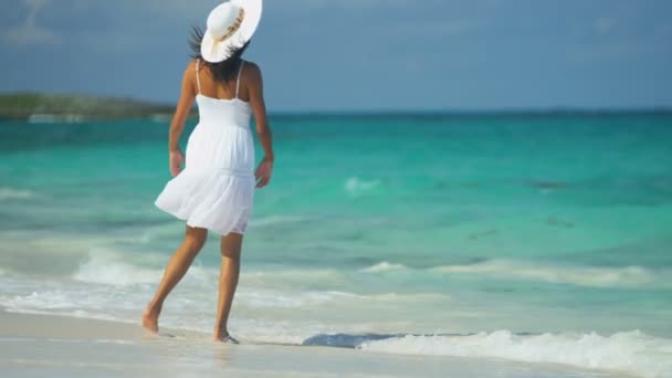 Menina descalça na praia tropical — Vídeo de Stock