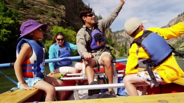 Szülők és a gyerekek rafting — Stock videók