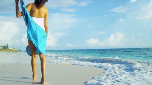 Girl in swimsuit barefoot on tropical beach — Stock Video