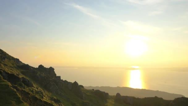 Solnedgång utsikt över Trotternish Ridge av Storr — Stockvideo