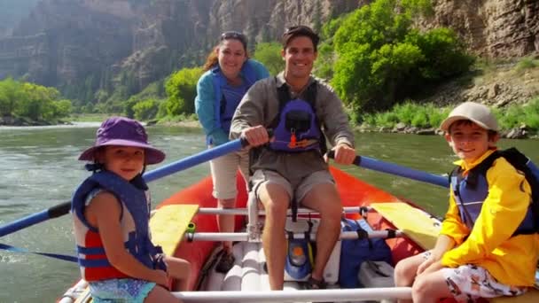 Familie genieten van rafting op de rivier — Stockvideo