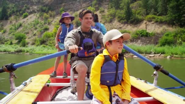 Familia disfrutando de rafting en River — Vídeos de Stock