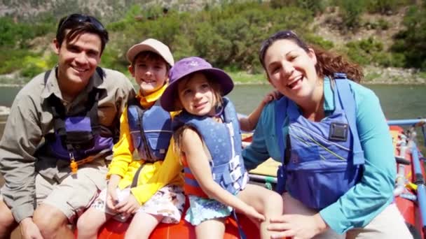 Familie genieten van rafting op de rivier — Stockvideo