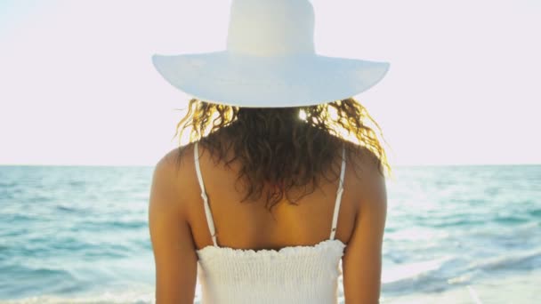 Menina hispânica vestindo vestido na praia — Vídeo de Stock