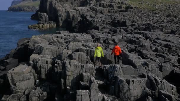 Ludzie o Neist latarnia morska, Szkocja — Wideo stockowe