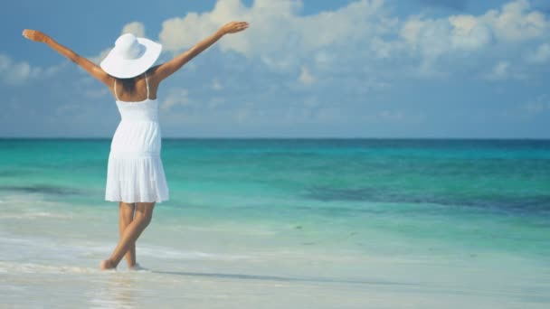 Girl walking barefoot by ocean — Stock Video