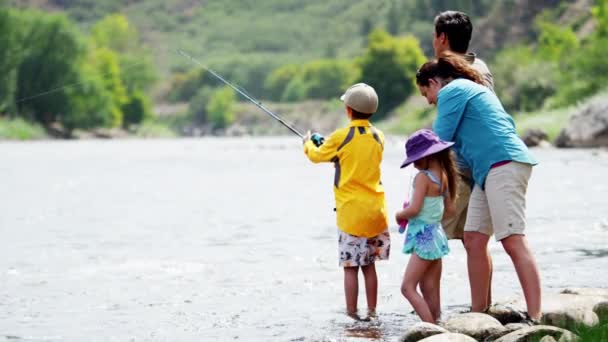 Rodina si rybaření — Stock video