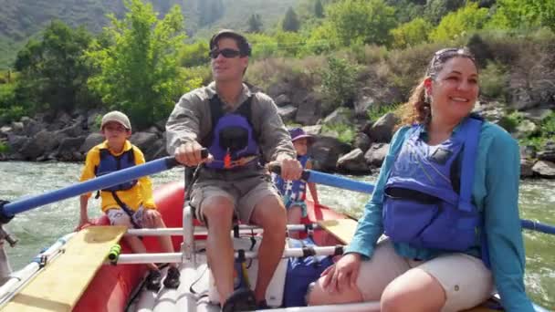 コロラド川でファミリーラフティング — ストック動画