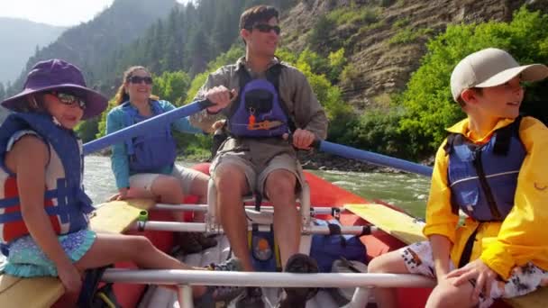 Aile gezisi Colorado Nehri üzerinde olması — Stok video