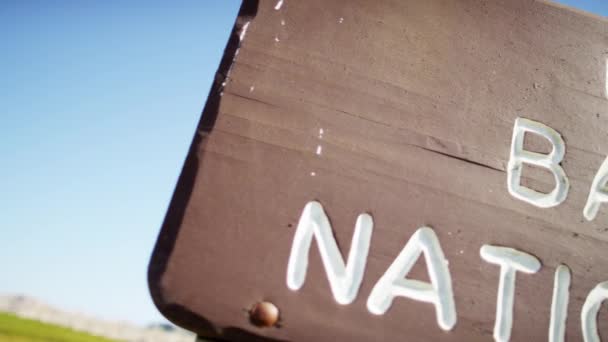 Badlands Zeichen für South Dakota — Stockvideo