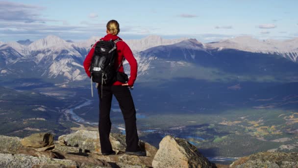 Trekking femenino en una cordillera — Vídeo de stock